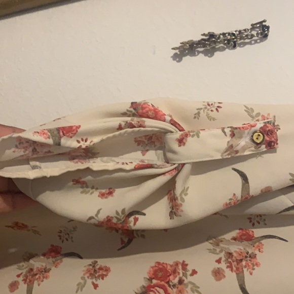 Floral Bull Blouse - Picture 3 of 5